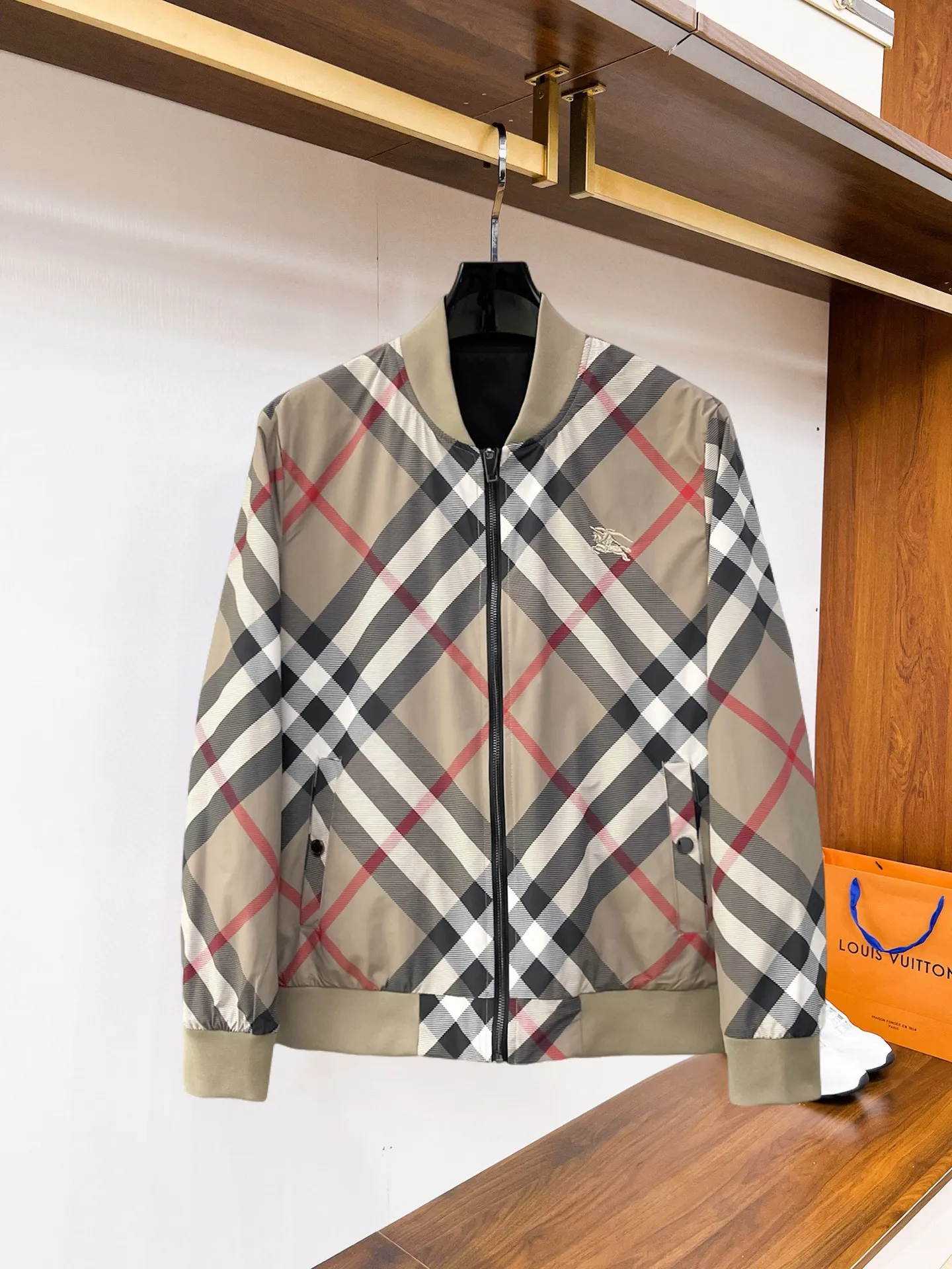 Burberry reversible, 2026 autumn New Arrival jacket, new show product‼ The product is in perfect condition, comfortable and warm, with three standard colors and full and attractive colors. The very outstanding design easily enhances the sense of fashion. The workmanship is extremely sophisticated and rigorous, and the wiring is neat and meticulous! A masterpiece from a famous designer! The upper body does not look bloated and is super handsome! In Stock Sizes：M～3XL